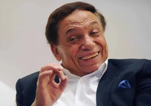 عادل امام يرد على شائعة تردي وضعه الصحي بصورة